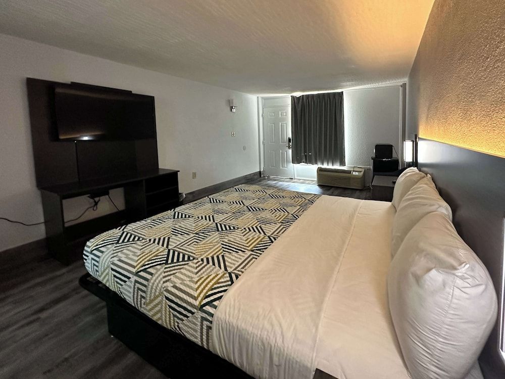 Motel 6 Spartanburg, Sc – Northwest / Business 85 Deluxe Room, 1 King Bed, Accessible, Non Smoking 3