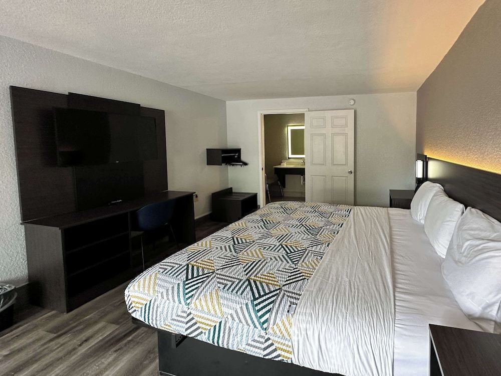 Motel 6 Spartanburg, Sc – Northwest / Business 85 Deluxe Room, 1 King Bed, Accessible, Non Smoking 6