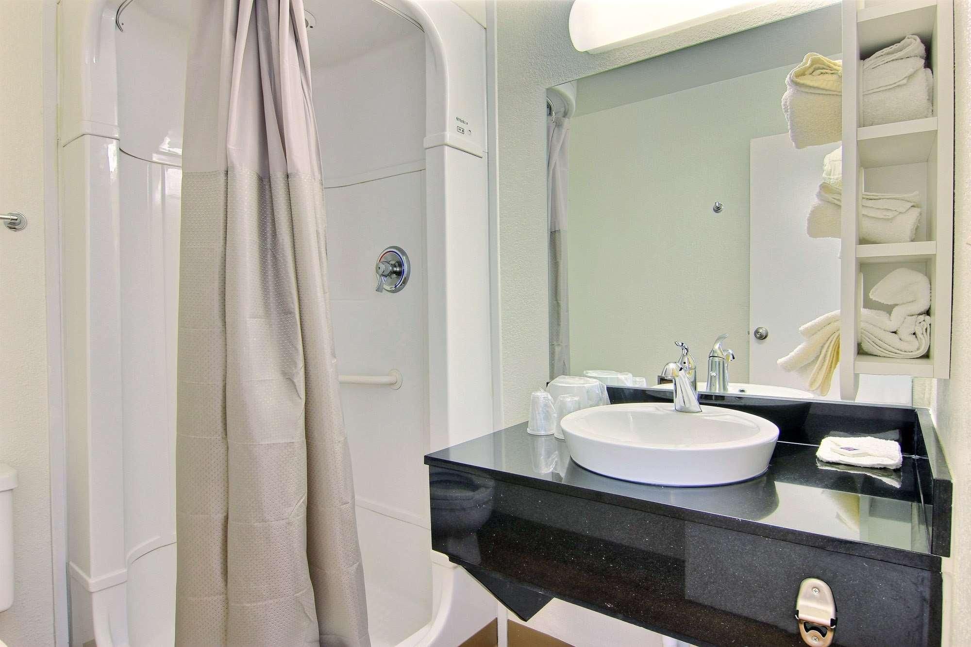 1 QUEEN BED  MICFRIDGE