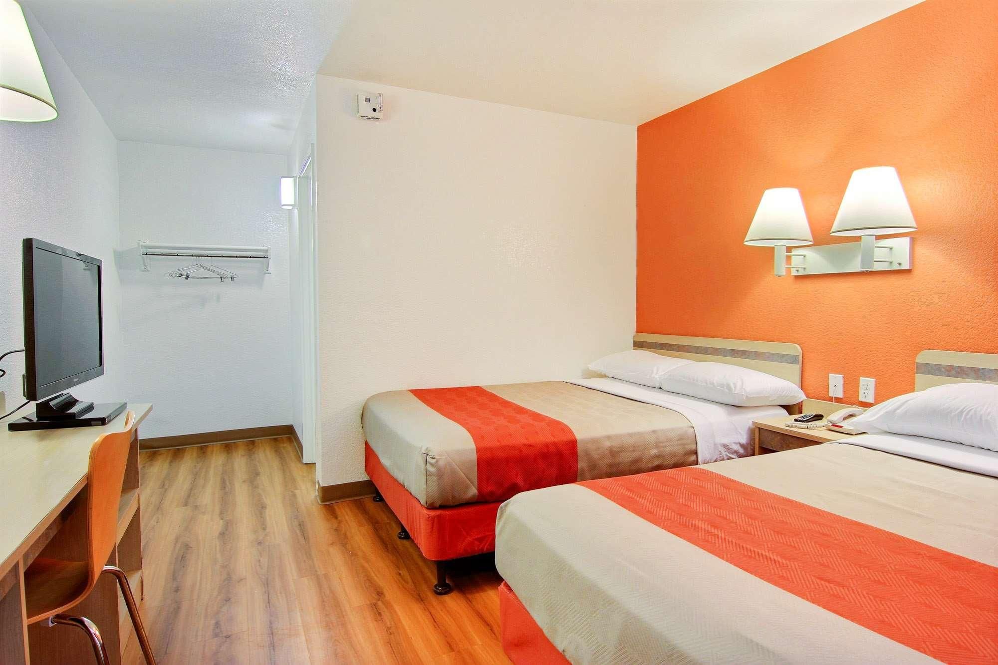 Motel 6 Kingsville, TX 2 FULL BEDS  MICFRIDGE 2