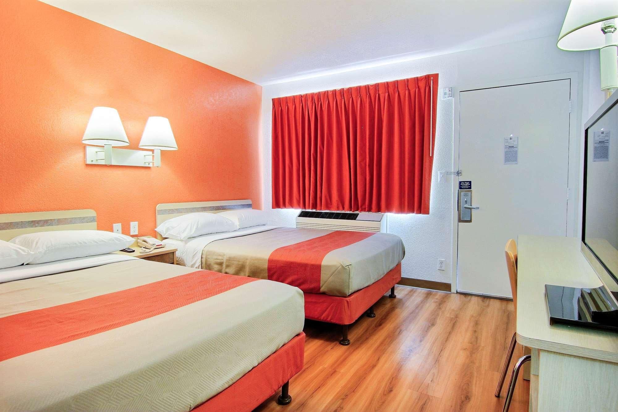 Motel 6 Kingsville, TX 2 FULL BEDS  MICFRIDGE