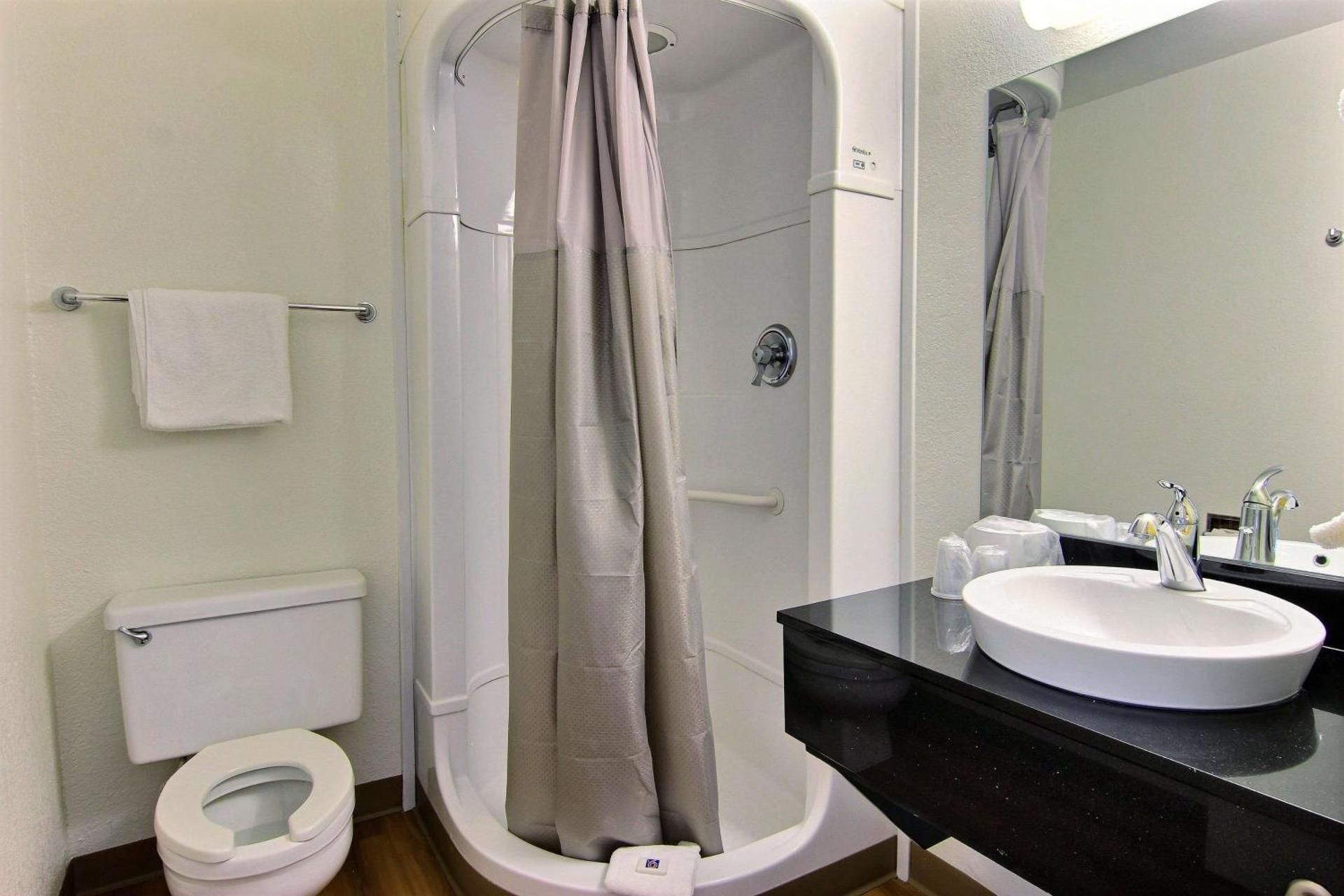 Motel 6 Kingsville, TX 1 QUEEN BED  3