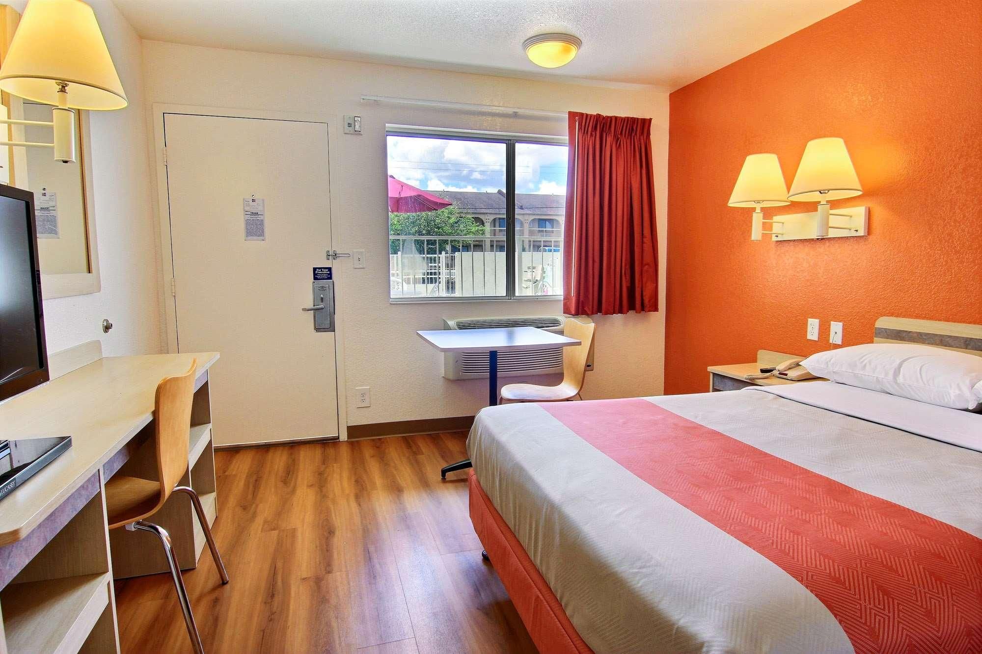 1 QUEEN BED  MICFRIDGE