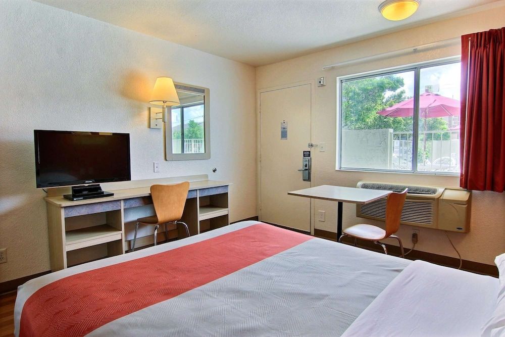 Deluxe Room, 1 Queen Bed, Accessible, Non Smoking