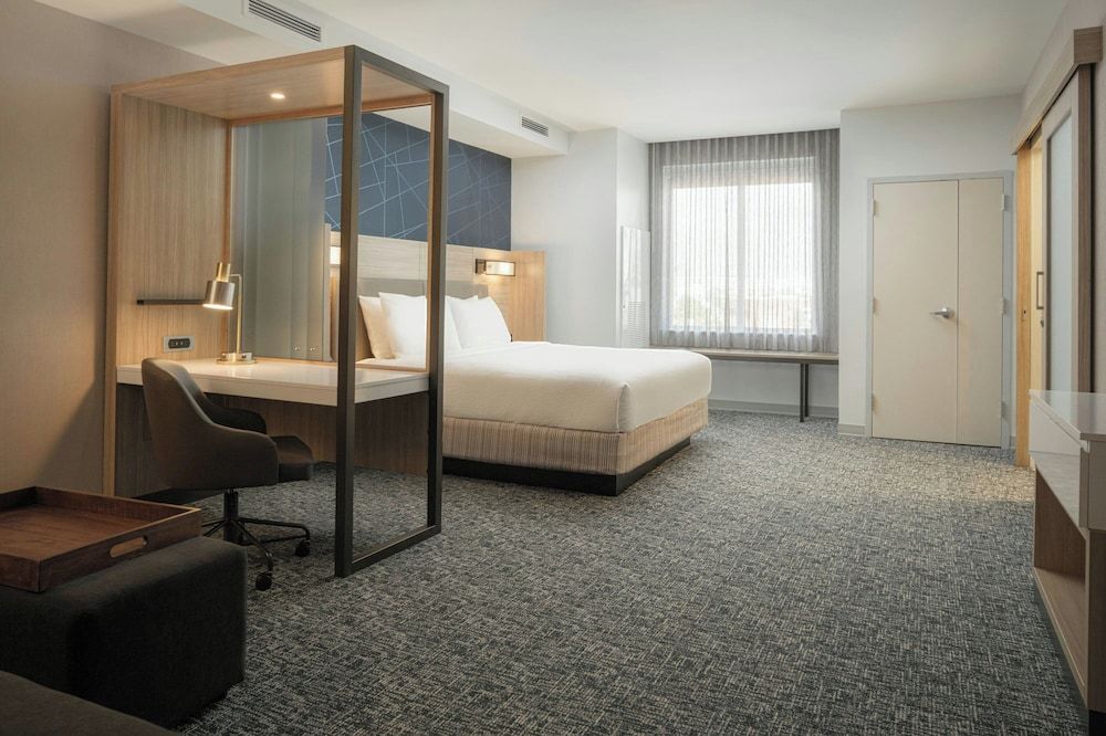 Suite, 1 King Bed with Sofa bed, Corner