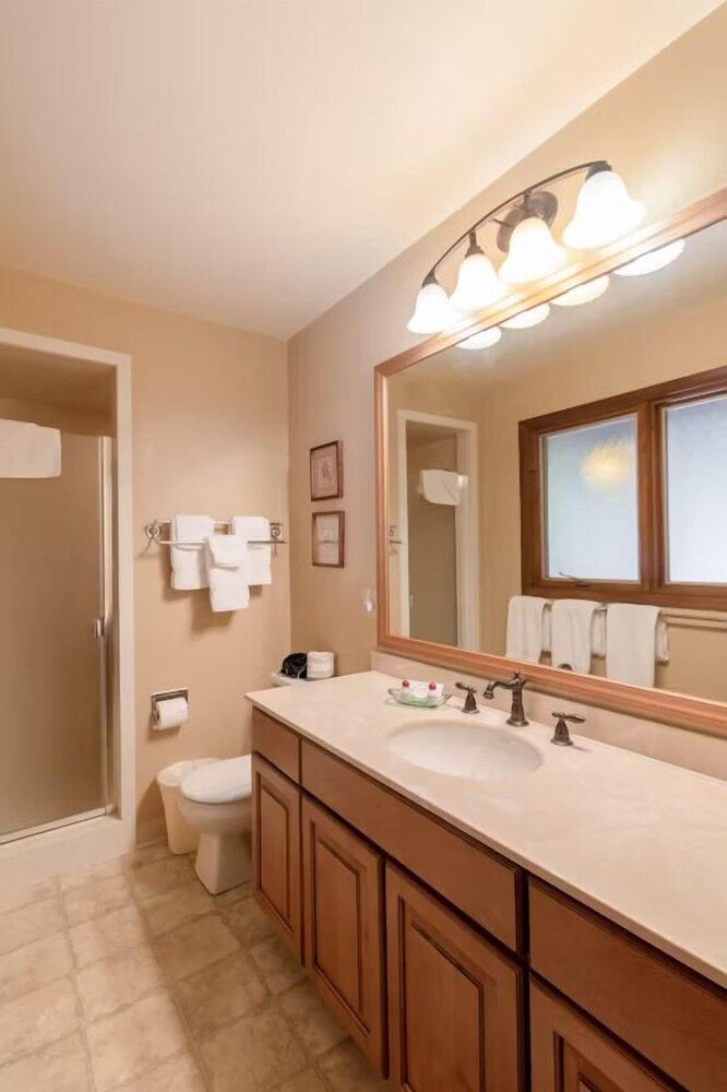 Deluxe House, 2 Bedrooms, Hot Tub, Mountain View