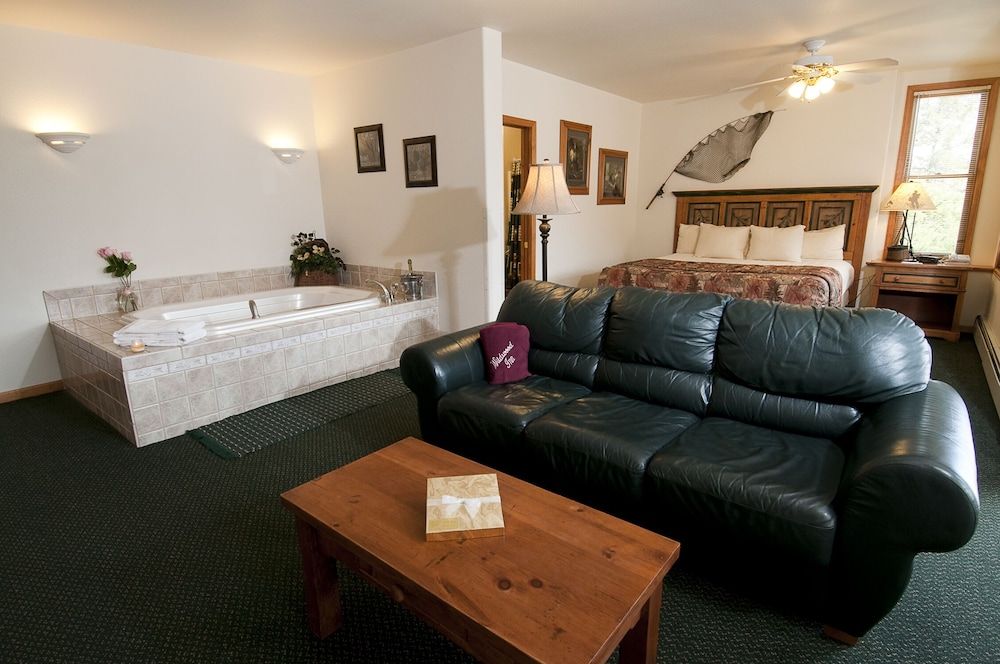 Deluxe Studio Suite, 1 King Bed with Sofa bed, Accessible, Hot Tub