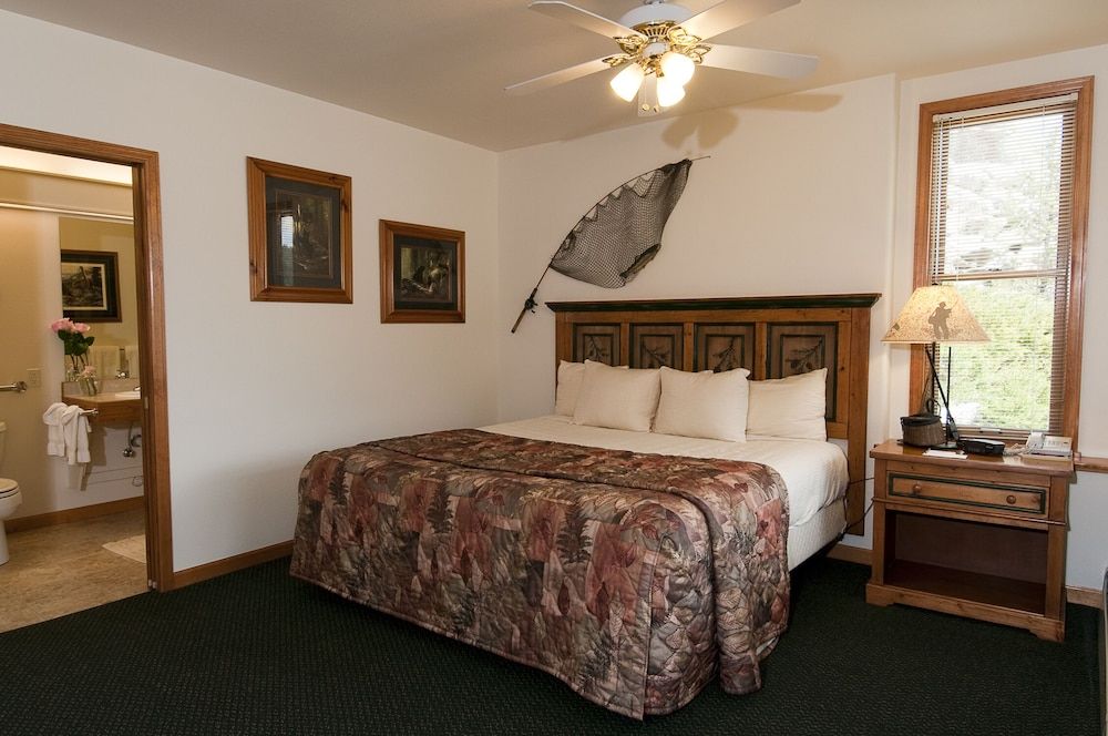 Deluxe Studio Suite, 1 King Bed with Sofa bed, Accessible, Hot Tub