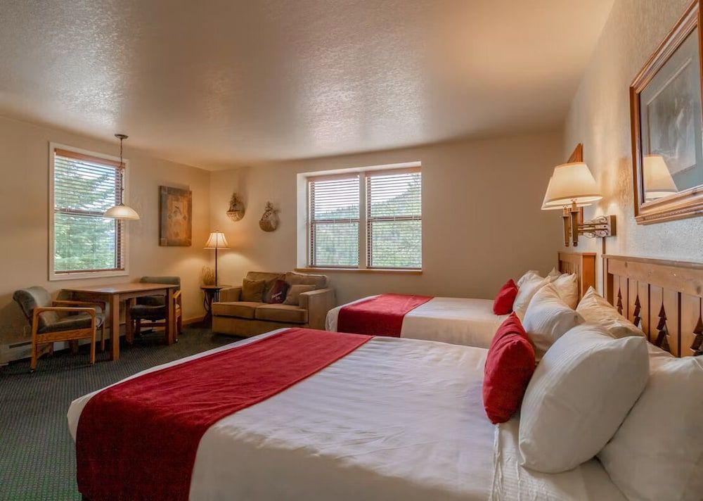 Deluxe Room, 2 Queen Beds, Kitchenette, Mountain View