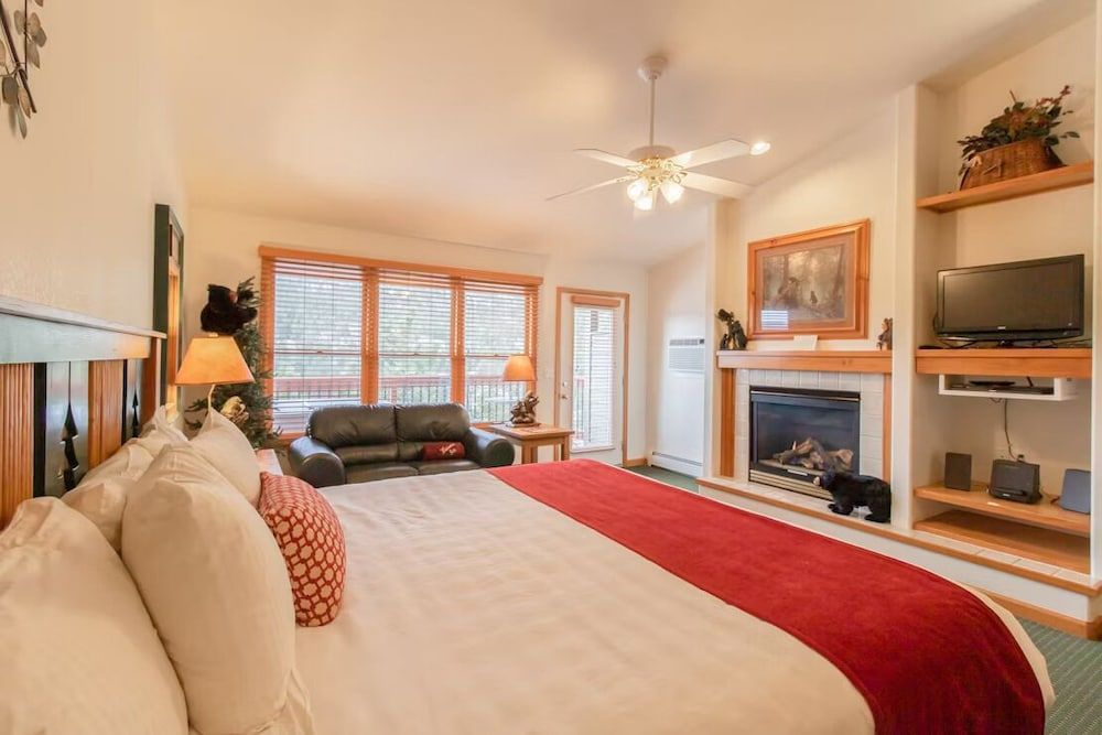 Deluxe Studio Suite, 1 King Bed, Hot Tub, Mountain View