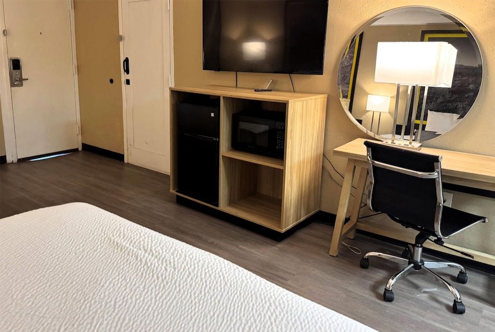 Room, 1 King Bed, Accessible, Non Smoking (Mobility, Roll-in Shower)