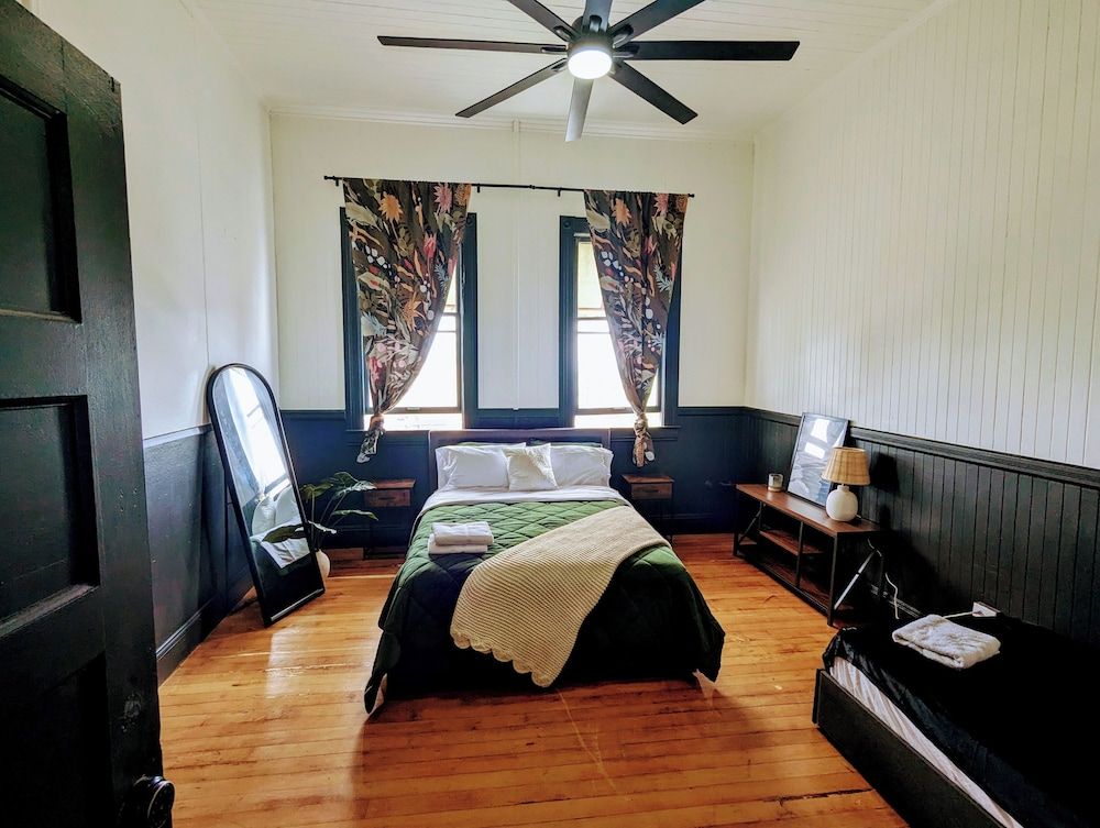 Howzit Hostels Hawaii Deluxe Triple Room 2