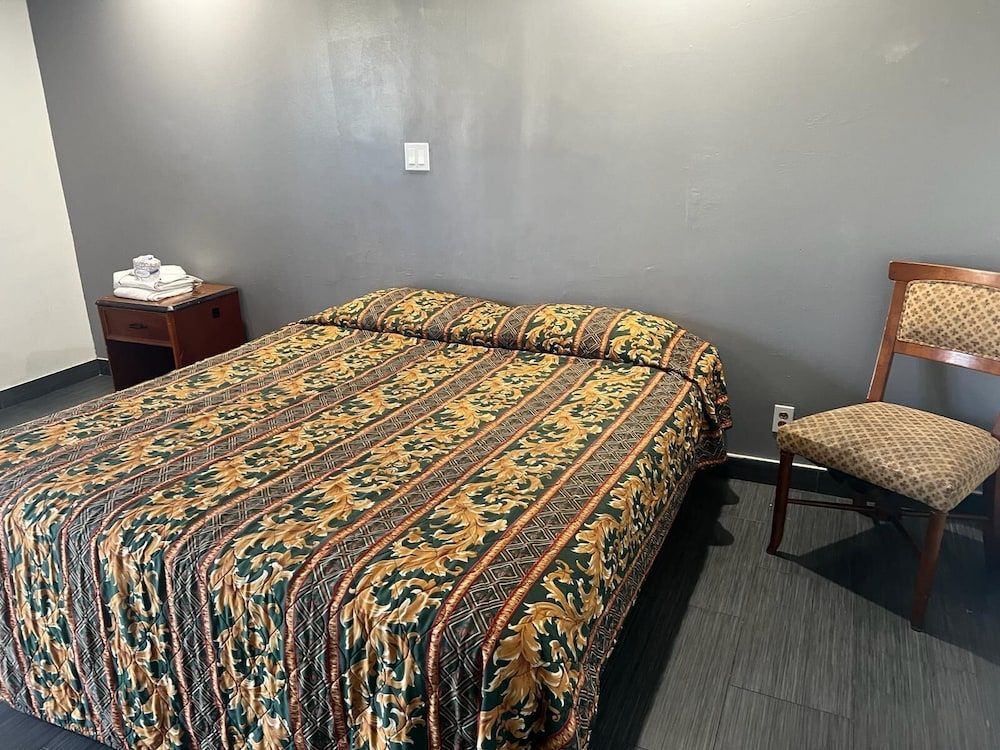 Pomona Inn Basic Single Room