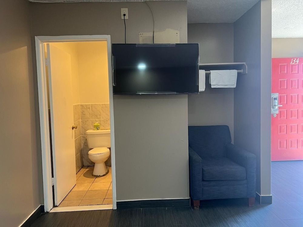 Pomona Inn Deluxe Double Room 4