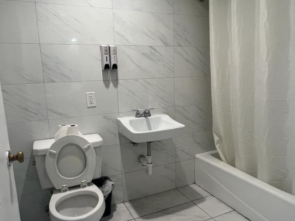 Pomona Inn Deluxe Double Room 2