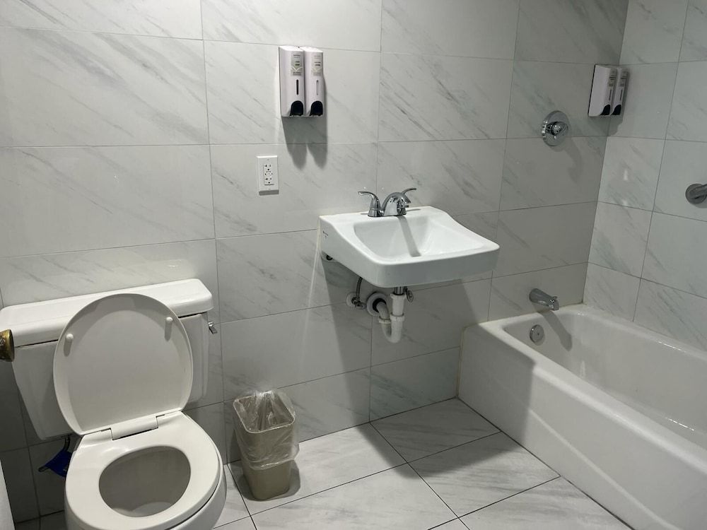 Pomona Inn Basic Single Room 4