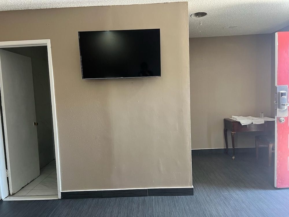 Pomona Inn Family Double Room 5