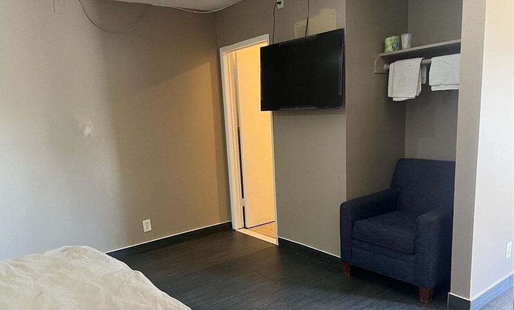 Pomona Inn Deluxe Double Room 3