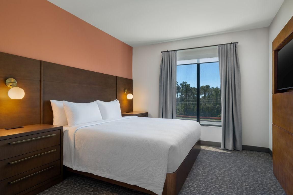 2 Bedroom Suite, Bedroom 1: 1 Queen, Bedroom 2: 1 King, Sofa bed