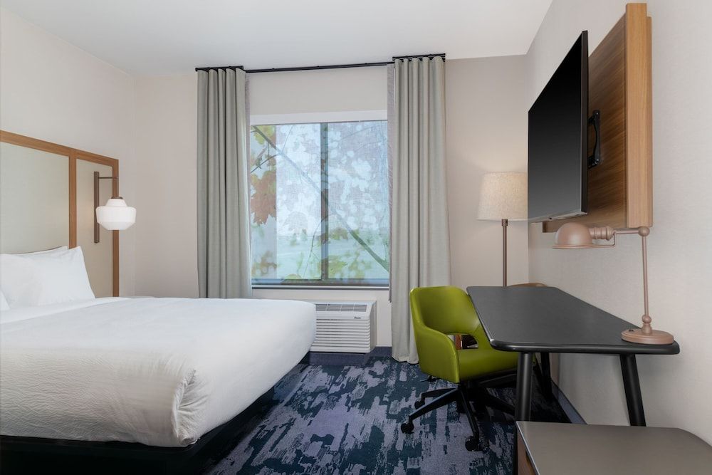 Fairfield Inn & Suites By Marriott Sioux Center Room, 1 King Bed, Non Smoking (Mobility Accessible, Roll-in Shower)