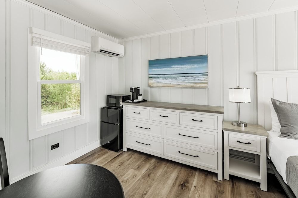 Mia's Boutique Hotel Ocean Side room, 1 Queen bed, Steps from the beach 5