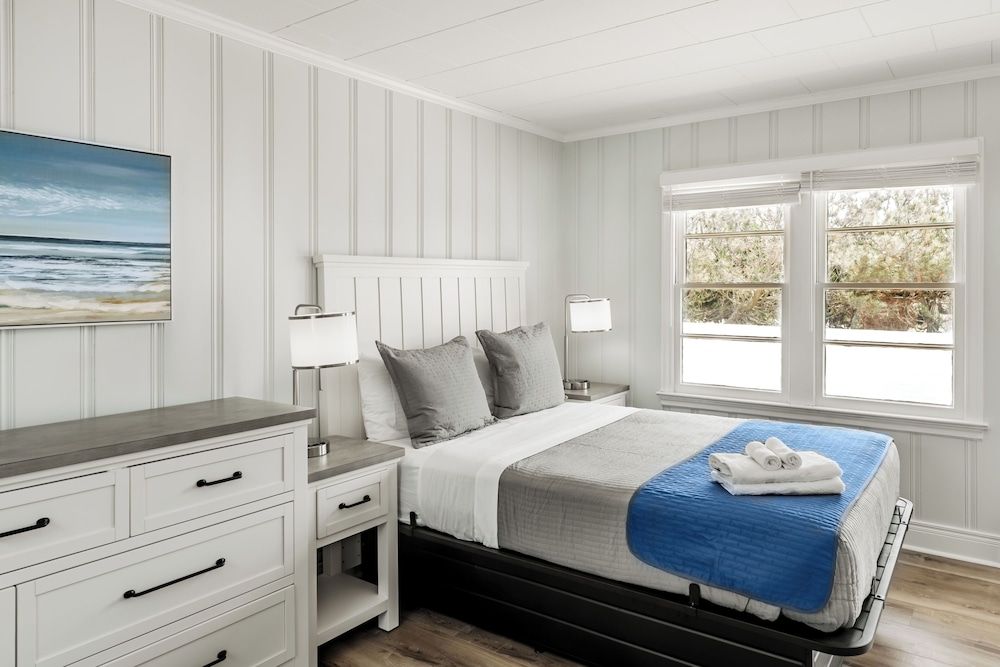 Mia's Boutique Hotel Ocean Side room, 1 Queen bed, Steps from the beach 2