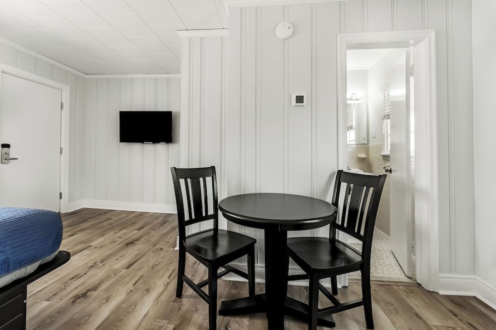 Mia's Boutique Hotel Ocean Side room, 1 Queen bed, Steps from the beach 6