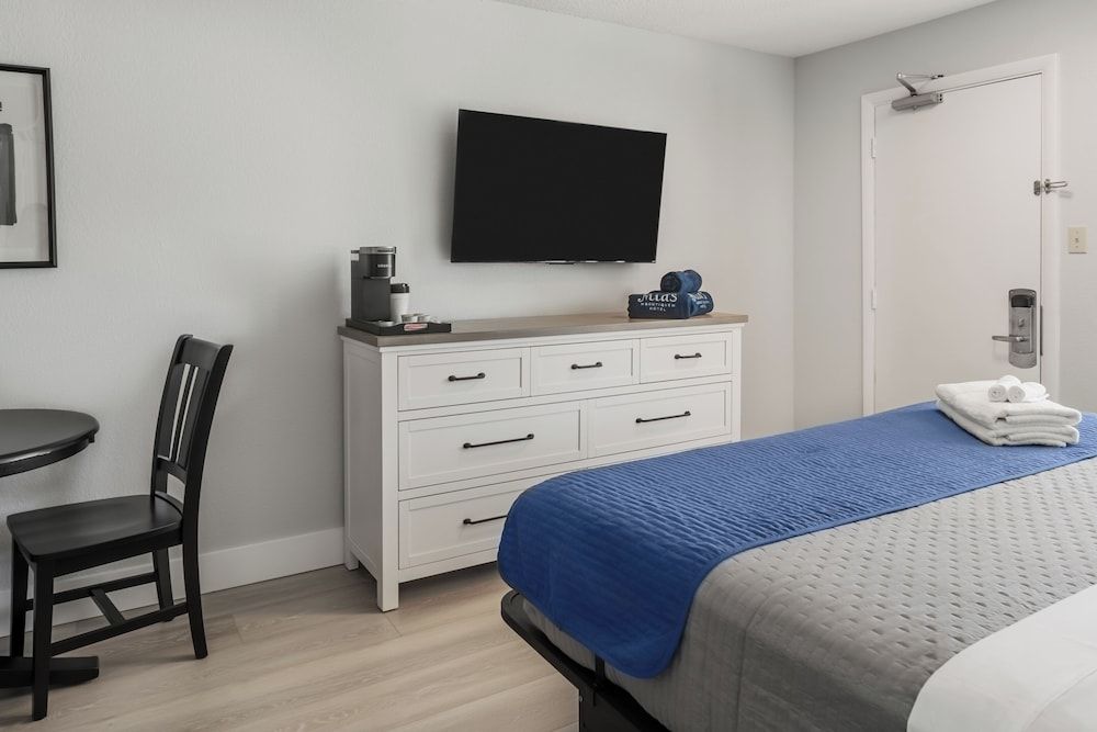 Mia's Boutique Hotel COURTYARD room, 1 King Bed, Across the street from the Beach 2