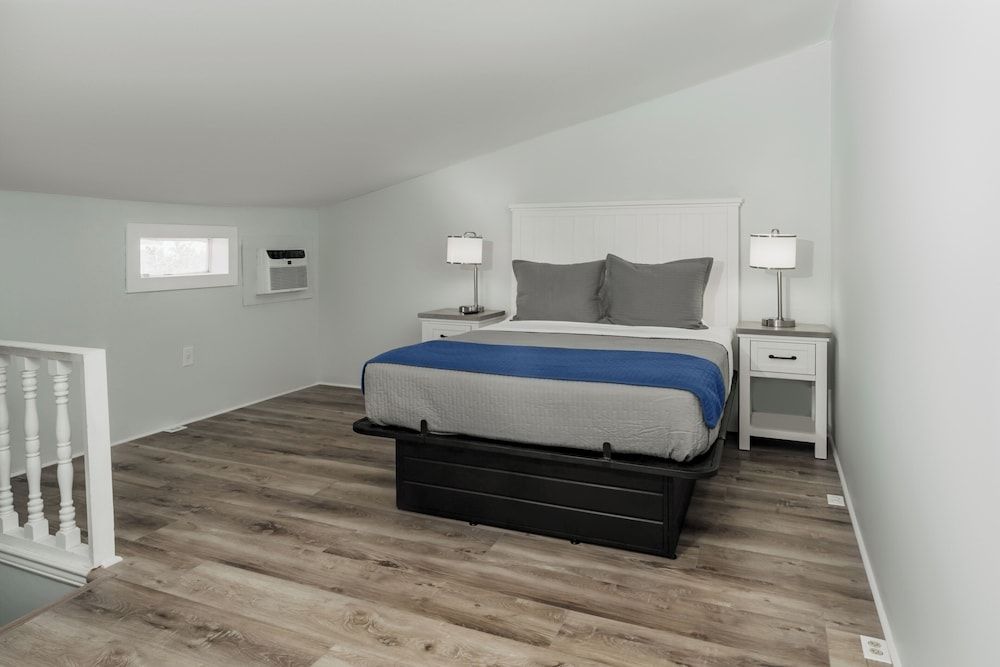 OCEAN SIDE Duplex Apartment with Full Kitchen, One Queen Bed, Steps from Beach