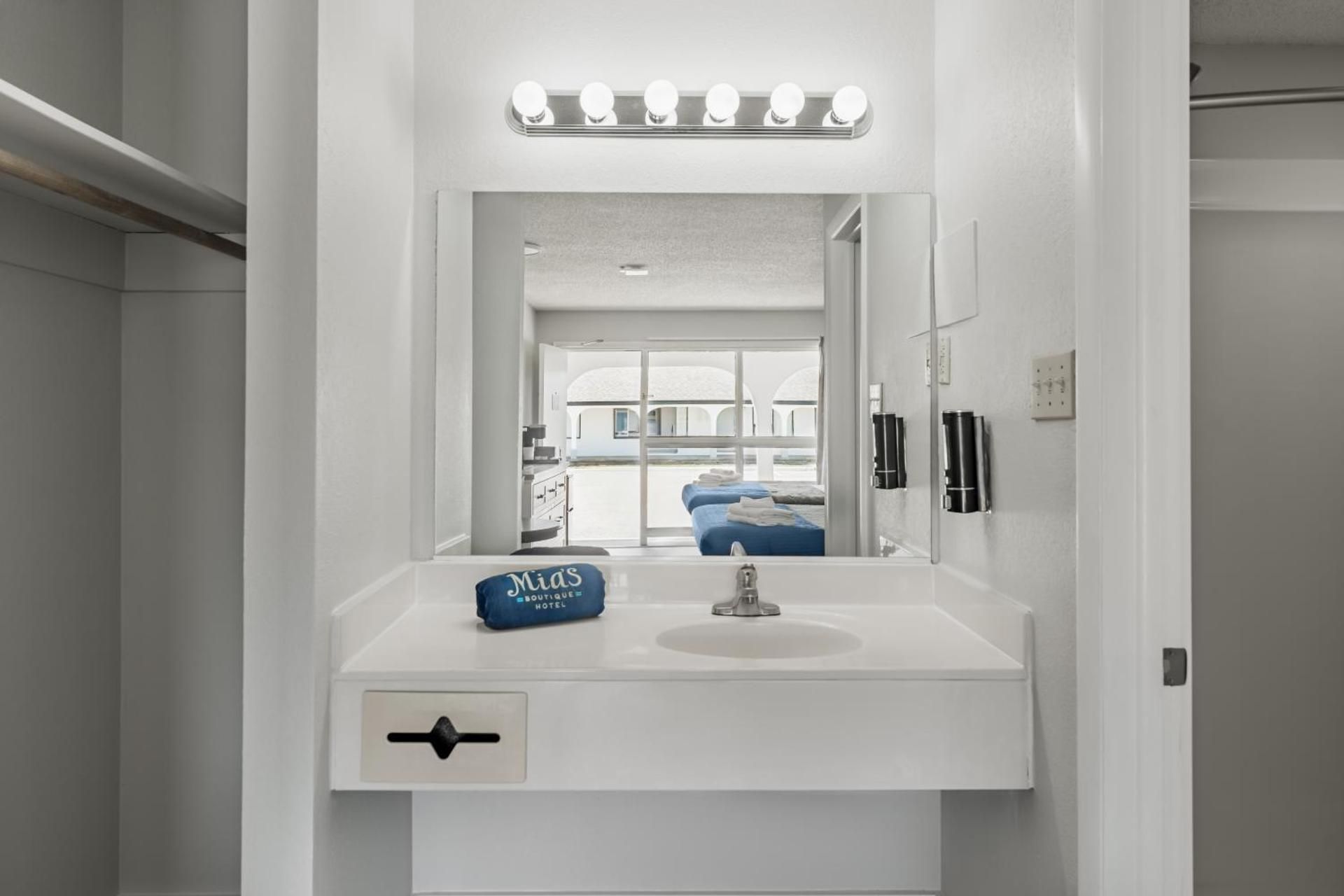 Mia's Boutique Hotel Double Room 25