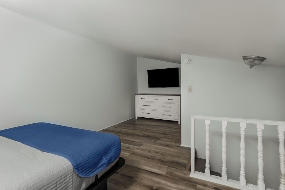 OCEAN SIDE Duplex Apartment with Full Kitchen, One Queen Bed, Steps from Beach