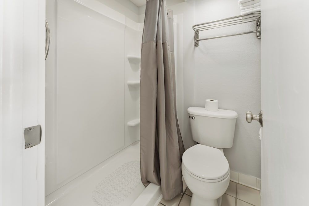 Mia's Boutique Hotel COURTYARD room, 2 Queen Beds, Across the street from the Beach 7