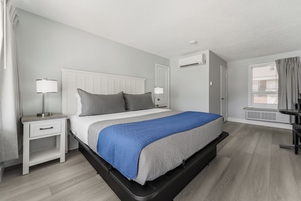 Mia's Boutique Hotel COURTYARD room, 1 King Bed, Across the street from the Beach 3