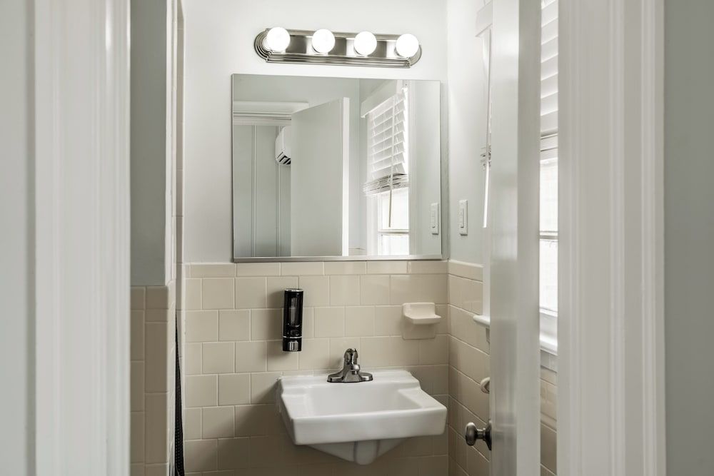 Mia's Boutique Hotel Ocean Side room, 1 Queen bed, Steps from the beach 4