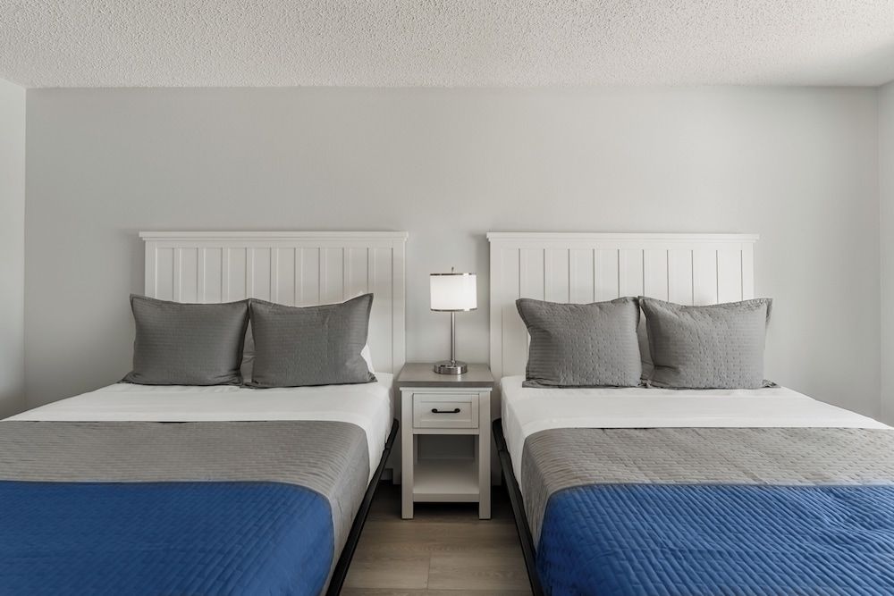 Mia's Boutique Hotel COURTYARD room, 2 Queen Beds, Across the street from the Beach 3