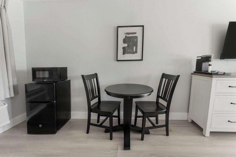 Mia's Boutique Hotel COURTYARD room, 1 King Bed, Across the street from the Beach 7