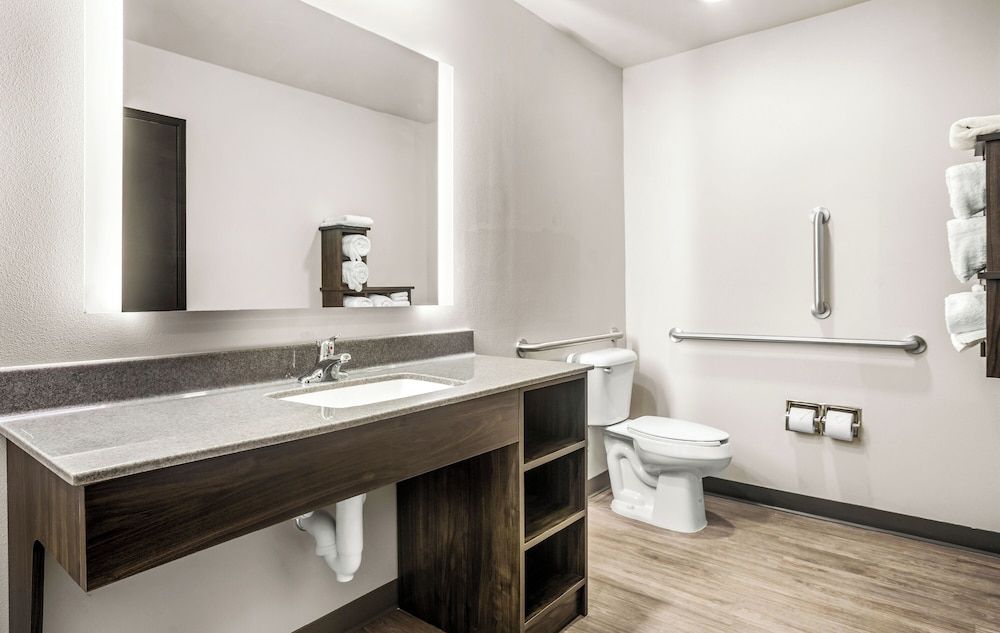 My Place Hotel-Savannah Airport-Pooler Room, 1 Queen Bed, Accessible (Hearing Impaired, Roll-In Shower) 4