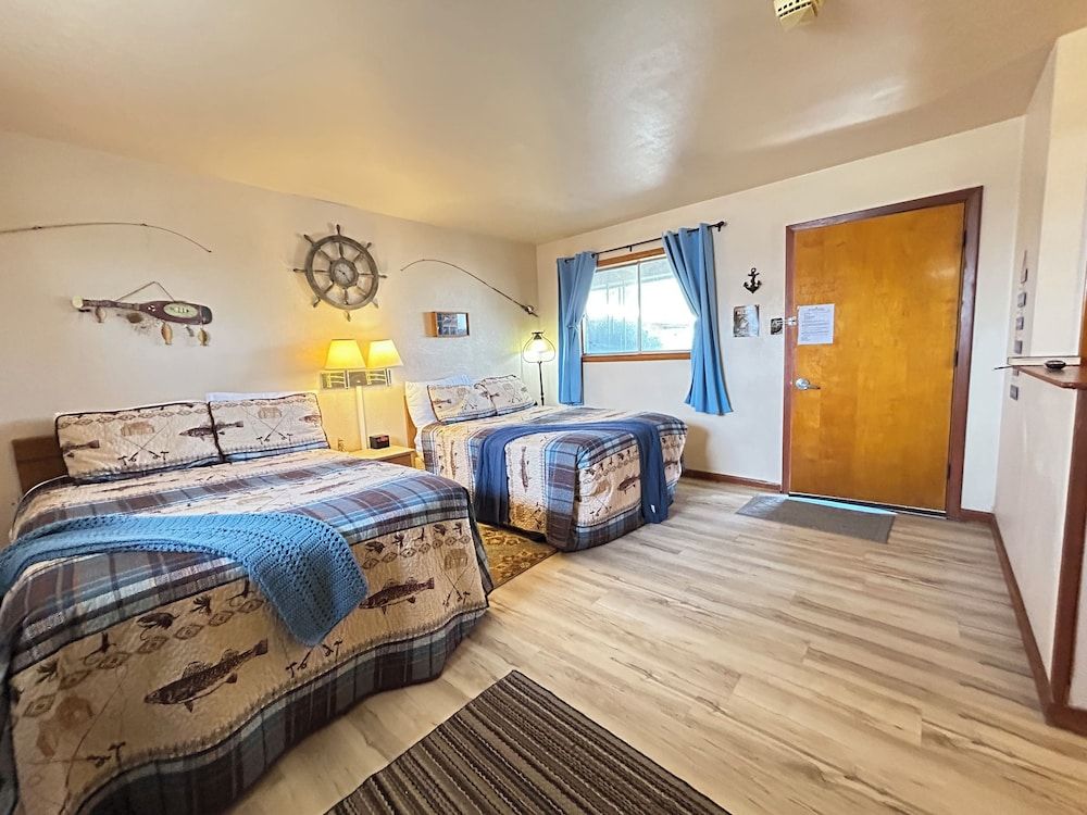 Suite #4, Deluxe Studio Suite, 2 Queen Beds, Kitchenette, Ground Floor