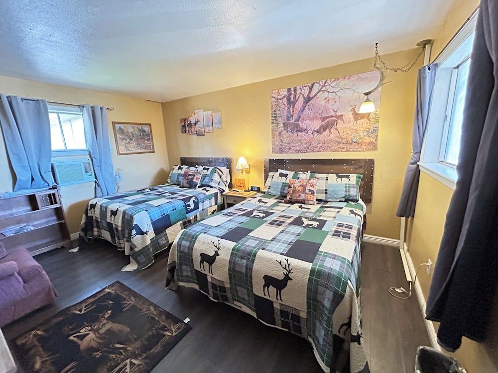 Suite #7, Deluxe Studio Suite, 2 Queen Beds, Kitchenette, Ground Floor