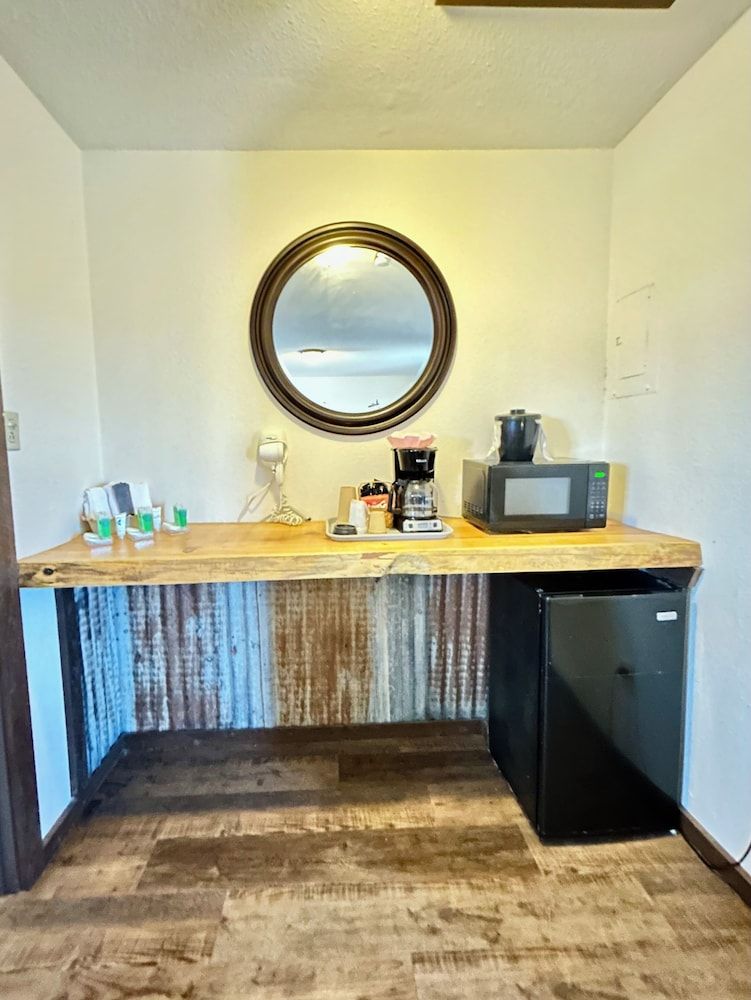 Suite# 1, Deluxe Studio Suite, Multiple Beds, Kitchenette, Ground Floor