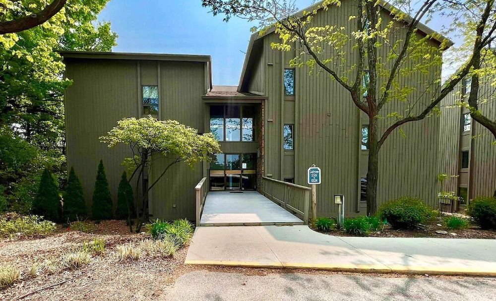 Charming 1BDR Condo w Golf Course View