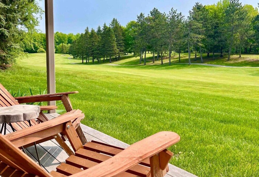 Charming 1BDR Condo w Golf Course View