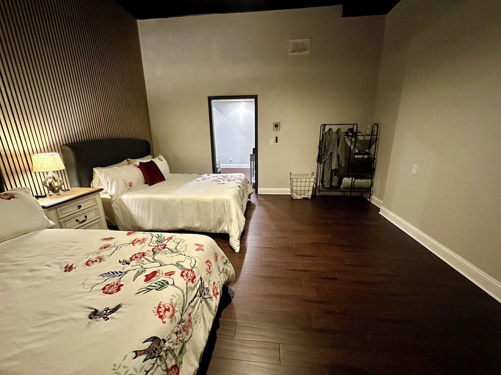 The Mercantile on the Katy Trail Comfort Suite, 2 Queen Beds, Kitchen, Garden Area 2