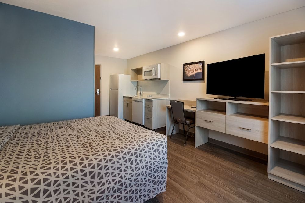 Queen Suite w/ Dishwasher (Dishes/Cookware Included)
