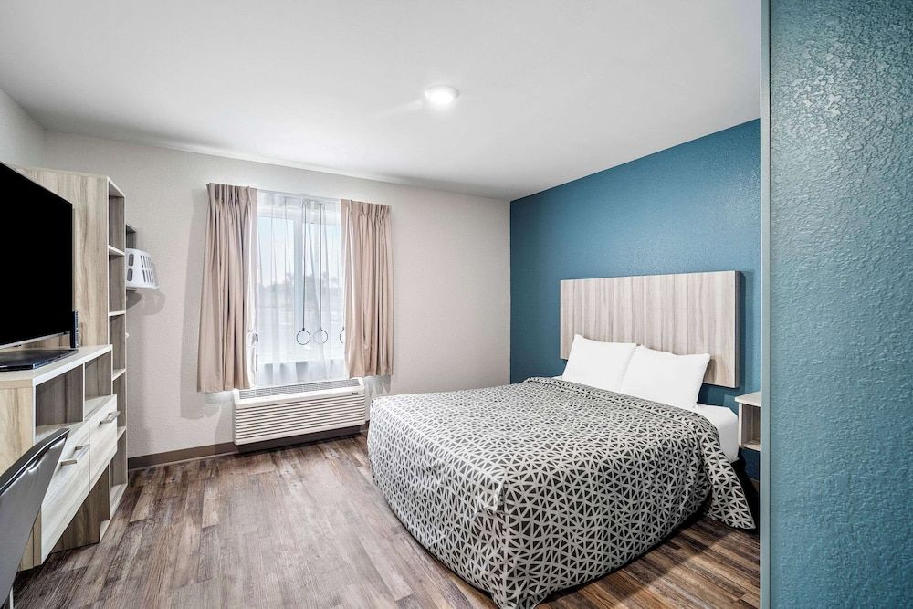 Queen Suite with Sofa and Dishwasher (Dishes/Cookware Included)