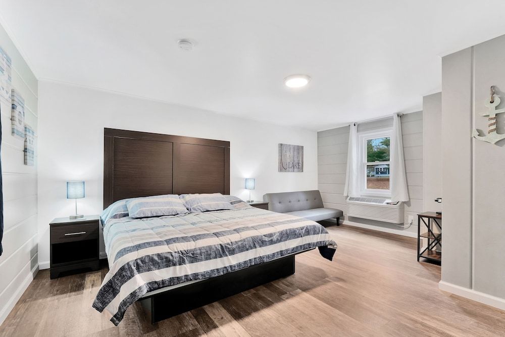 Classic Room, 1 King Bed, Non Smoking, Private Bathroom