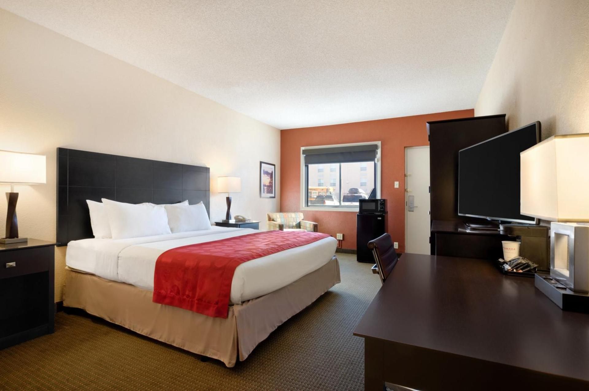 King Suite Jetted Tub with Sofa Bed