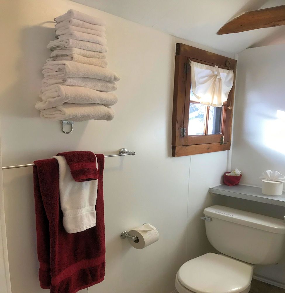 Clear Lake Resort Cabin 2, Lakefront 5