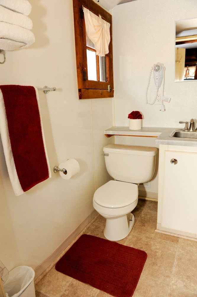 Clear Lake Resort Cabin 4, Lakefront 2