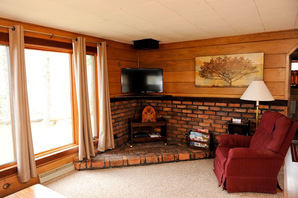 Clear Lake Resort Cabin 7, 2 double and 1 sofa bed 3